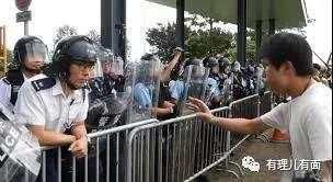  「暴徒」“嘻哈议员”邝俊宇：暴力活动的最佳导演