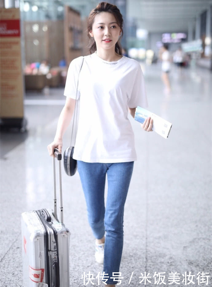 黄梦莹现身机场，穿这么紧的牛仔裤都不贴身，网友：不能再瘦了！