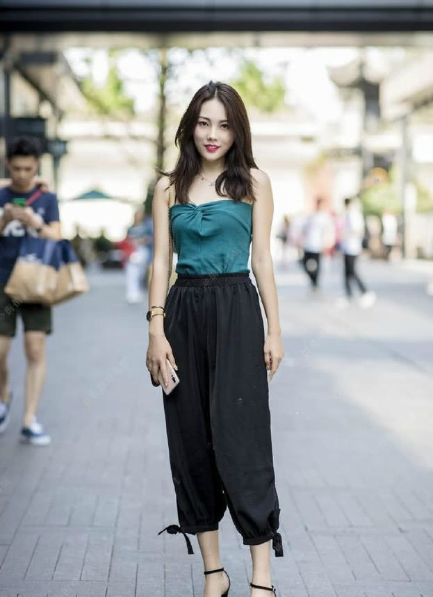 街拍：穿着时尚气质型的小姐姐，身材比例完美休闲又不失时尚感！