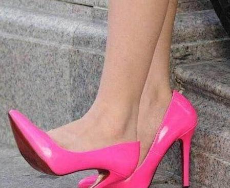 尖头铆钉高跟鞋才是街头潮人的必备!