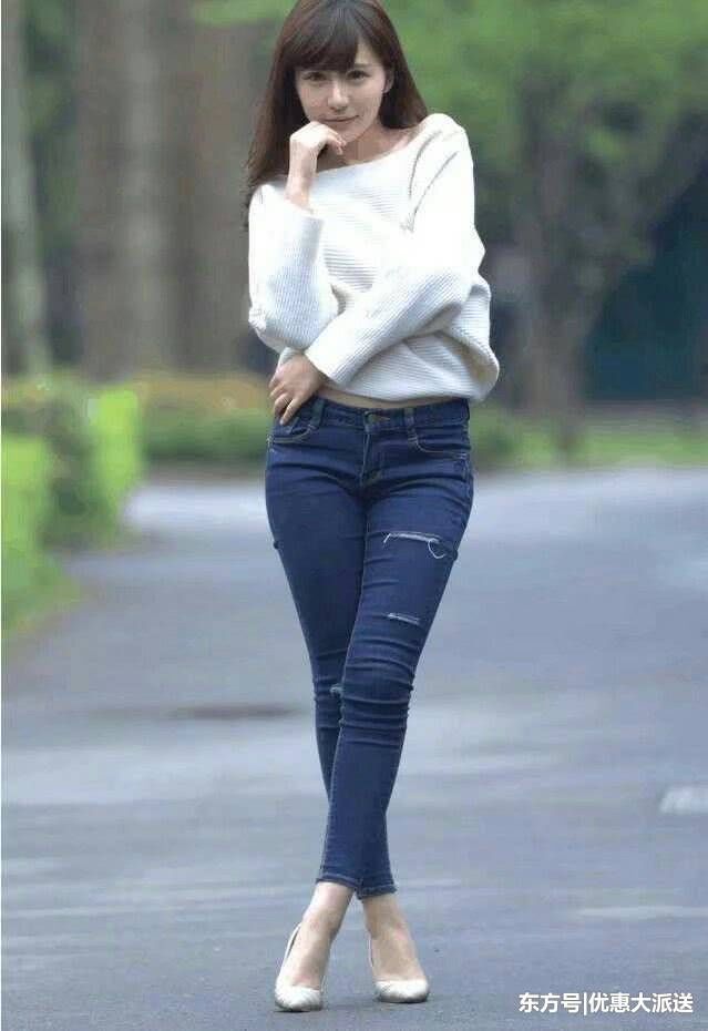 牛仔裤把傲人的美秀出来，一字肩的设计，迷人的锁骨很惹人眼球