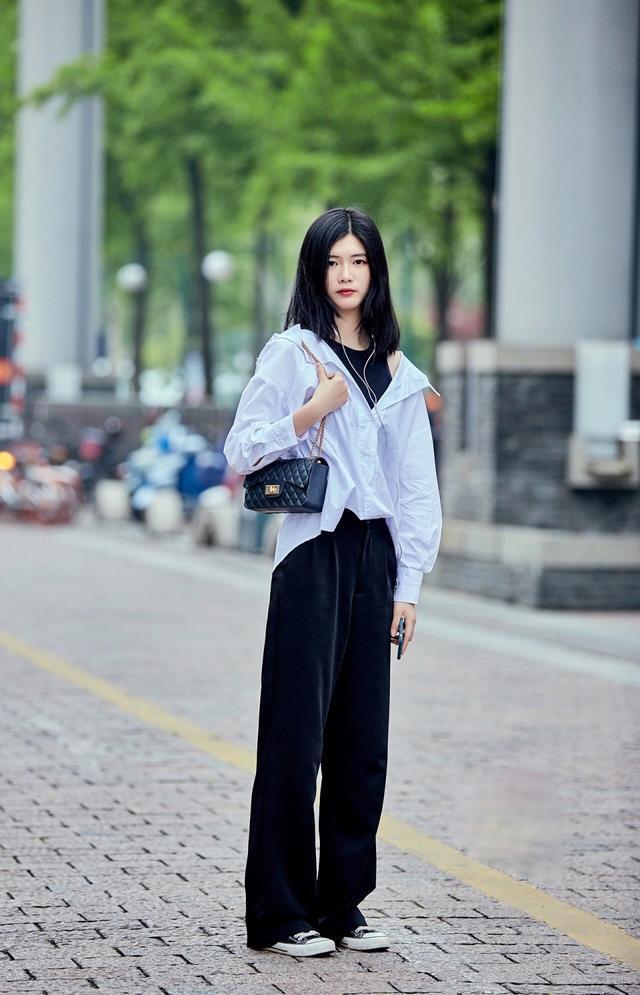  「身穿」街拍：皮肤白皙的美女，身穿吊带裙，尽显窈窕好身材
