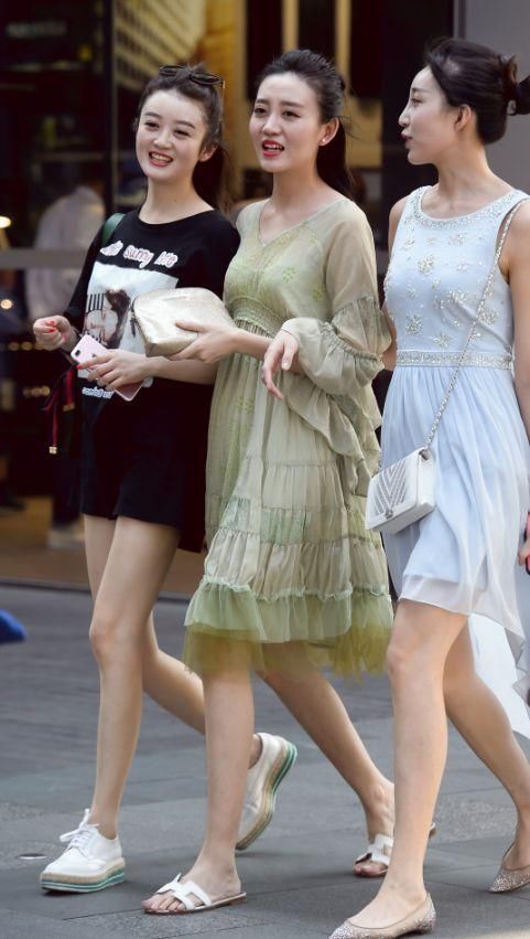 三个好漂亮的姐姐一起逛街，都蛮性感动人的，美腿文艺范