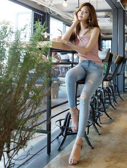 路人街拍，小姐姐穿露脐装配短裤青春而靓丽，漫画腿迷人！