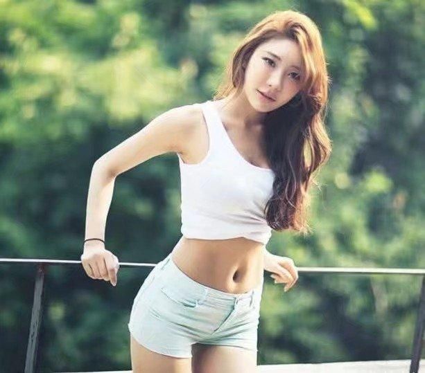 浅绿色牛仔超短裤让你美出新高度！穿上之后你的魅力超大无穷！