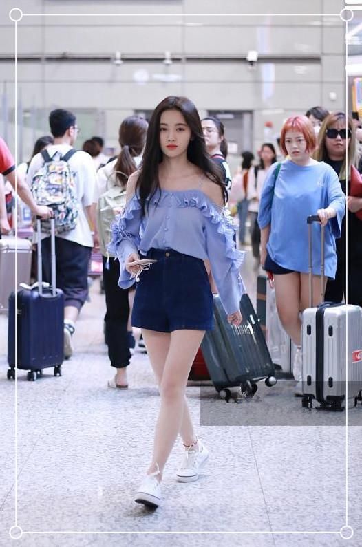 别看鞠婧祎只有159的身高，可秀起腿来，竟丝毫不差170的马思纯！