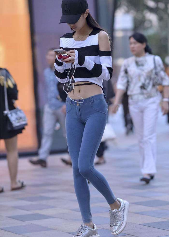 街拍: 窈窕身材的小姐姐, 薄款紧身裤秀出好轮廓