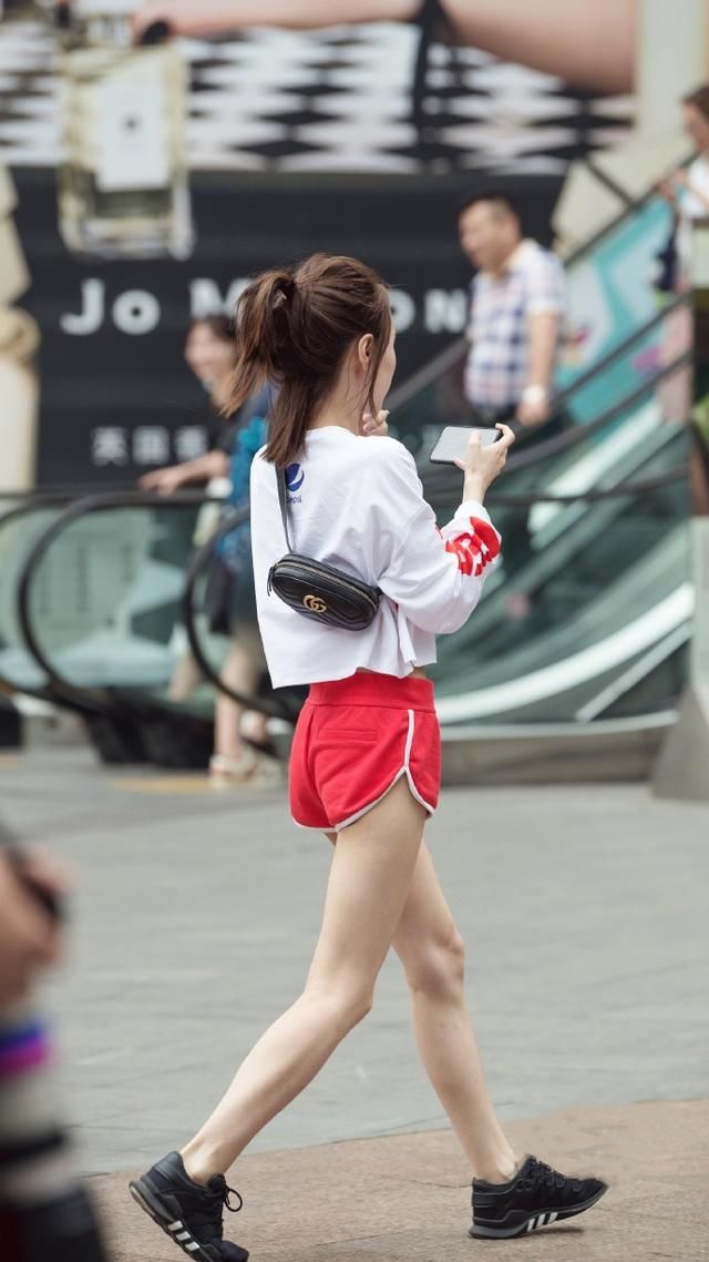 街拍!小姐姐的白色吊带穿搭，穿着婀娜多姿，尽显女性成熟美