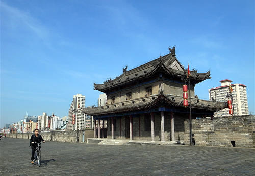 中国这座城市历史辉煌，13个朝代在此建都，钟楼鼓楼成这里特色