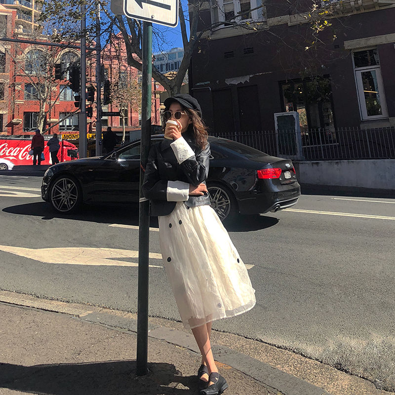 别傻买棒球服了!今年秋天流行这样穿搭，不艳不俗，还很时髦