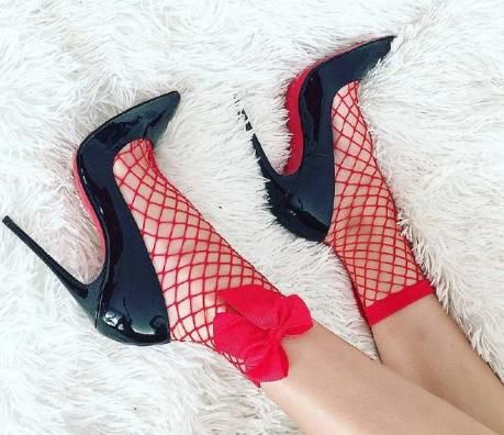 美女怎么搭配才能秀出大长腿，那必须是尖头细高跟，高雅又百搭