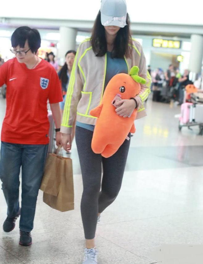 惠若琪心真大, 公众场合直接穿打底裤, 太高买不到合适的裤子?