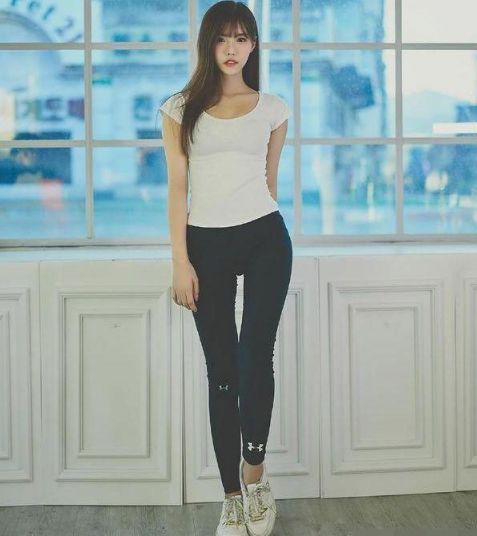 黑色打底裤,被美女穿出了美丽感觉,迷人的小蛮腰让人深刻印象!