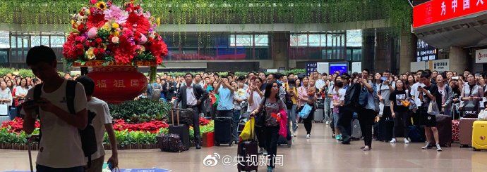  盛世中华@今天机场火车站人山人海看阅兵 这里面有你吗？