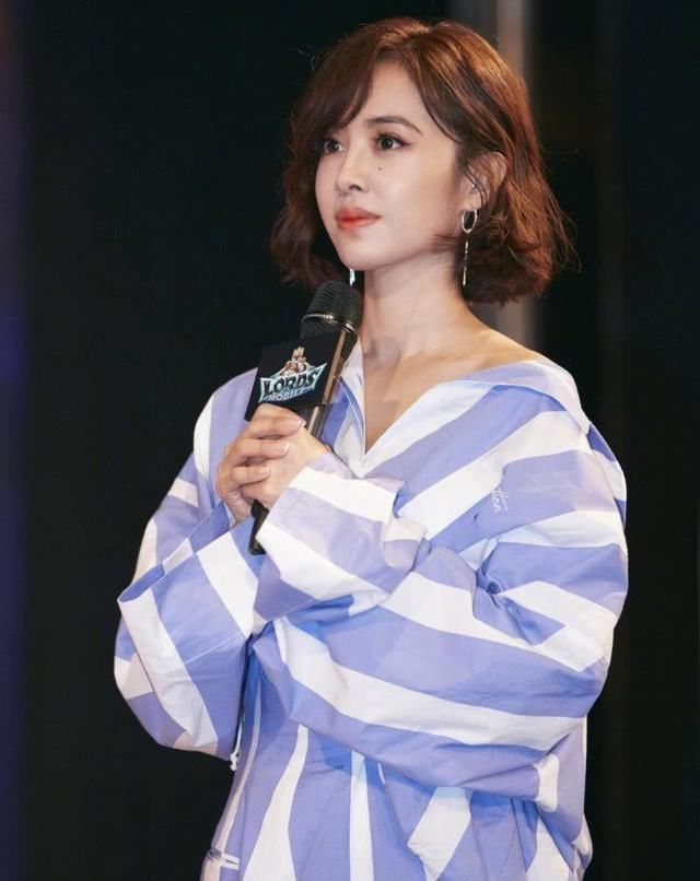 真服了蔡依林，脚踩两个细针看着就疼，网友:为了高也是拼了!