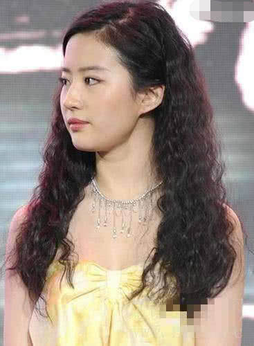 长得美就可以不顾发型?赵丽颖非主流,一人好似一月没洗头!