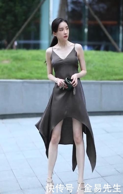  「刮风」美女，穿裙子还做这么高，就不怕刮风吗？