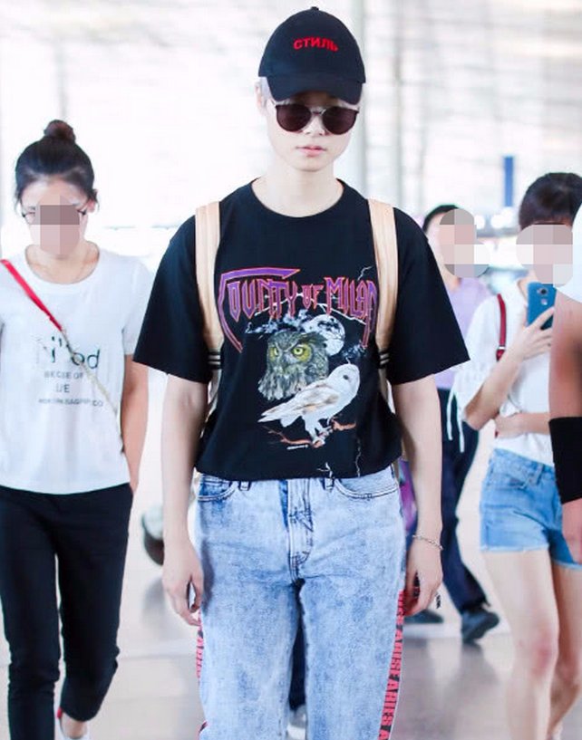 李宇春真是不一般，穿着泡泡糖鞋子出门，回头率百分百!