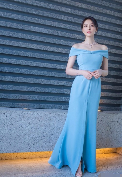 高圆圆真厉害，身着一袭红裙美翻了，终于知道赵又廷为什么娶她！