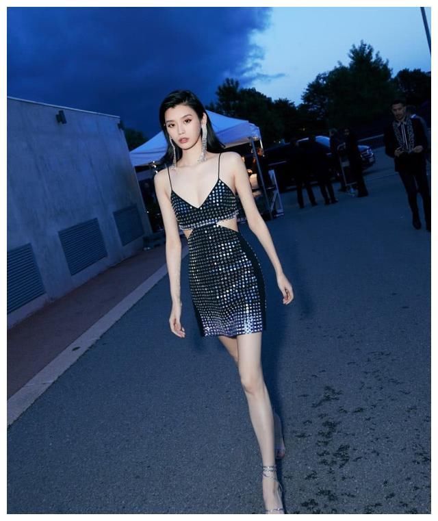 奚梦瑶真是飘了，撞上165cm吴谨言，超模身材输得一塌糊涂！