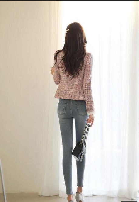 清新妹子巧搭短裤紧身裤，曲线优美好身材，夏日清爽风