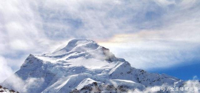 中国最高的十座山峰，只有一座完全在中国境内，由中国人首次登顶