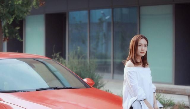 掐指一算，刘芸的一字肩秋季一准流行，够美的！