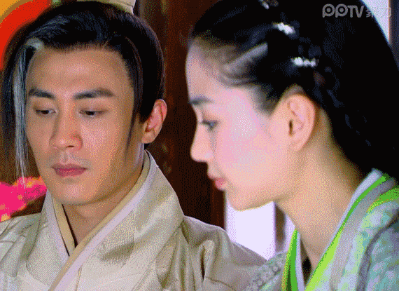 baby玩手机遭刘纯燕打脸？想吃爆米花却被抓包假吃，网友：演技棒