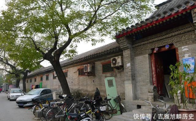 一百年前侵华日军所拍老照片上的这座如意门楼如今变成什么样了