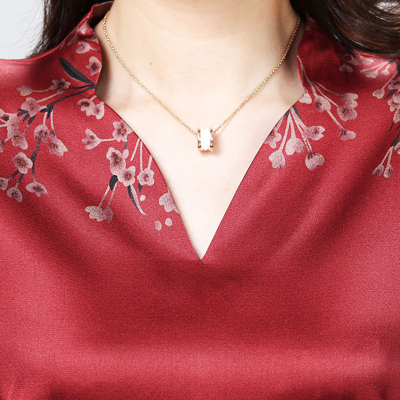 天啊,52岁婆婆真敢穿!“酒红”连衣裙,洋气高贵显年轻20岁