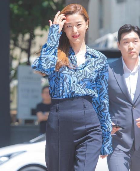 全智贤太拼了!胸以下全是腿,却不曾被小腹抢镜!