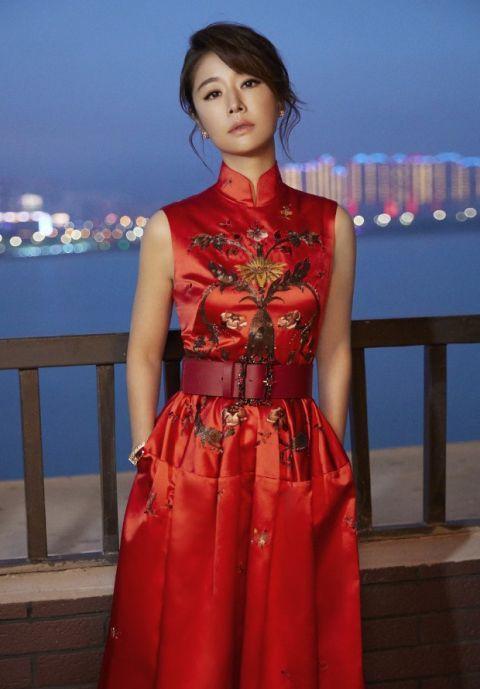 42岁的林心如，穿红色的中国风裙子像22岁，网友：真好看啊！