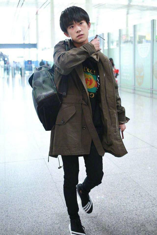 易烊千玺火到国外，带猫咪拍广告，一身潮装让韩国机场都瘫痪了!