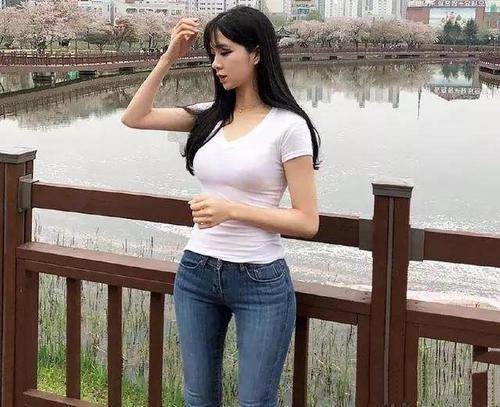 牛仔裤让你在人群中最亮眼，凸显优雅高贵，而且胖瘦都合适