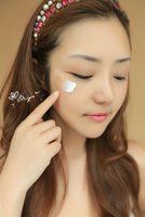 医学院教授透露:每晚捏一点搽脸,不出一周眼袋、眼纹消无影