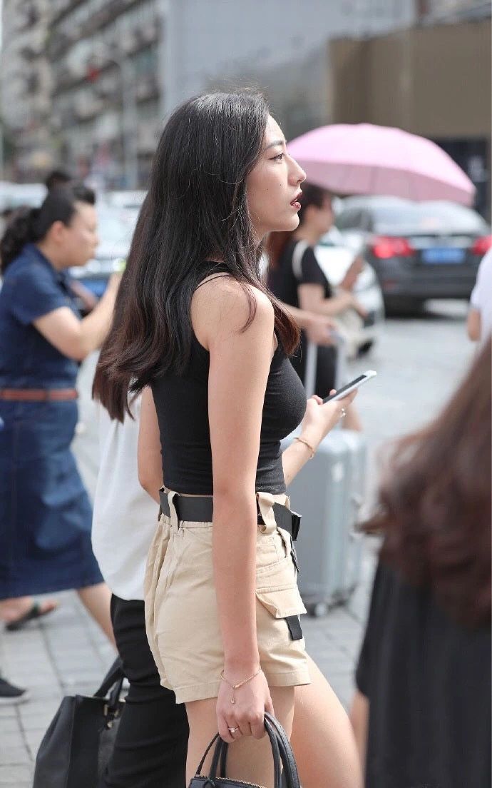 街拍丨极品美女出街，幸好牵她手的是女人，不然我要嫉妒死!