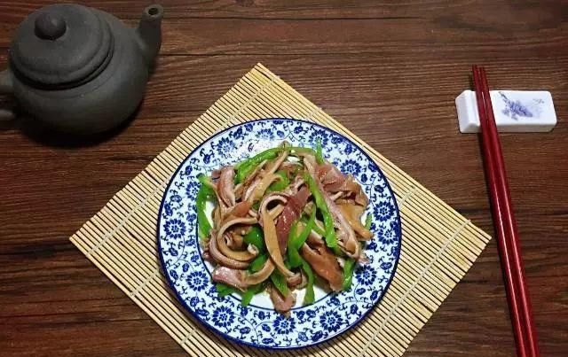  『肉贩』它是猪身上最珍贵的一块肉,肉贩不卖留着自己吃,识货的人抢着买