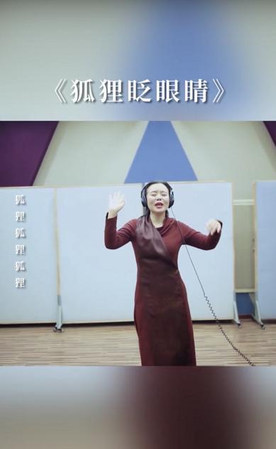  #暗红色#再被龚琳娜新歌洗脑，穿“无痕裙”真能扭，勒这么紧仍没一丝赘肉
