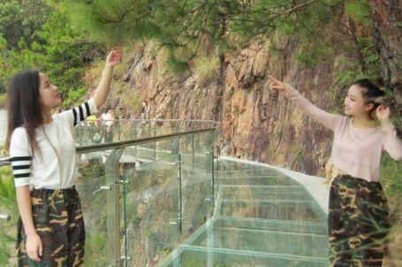 美女游客挑战玻璃栈道，结果却是这样过去的，连周围游客都惊呆了