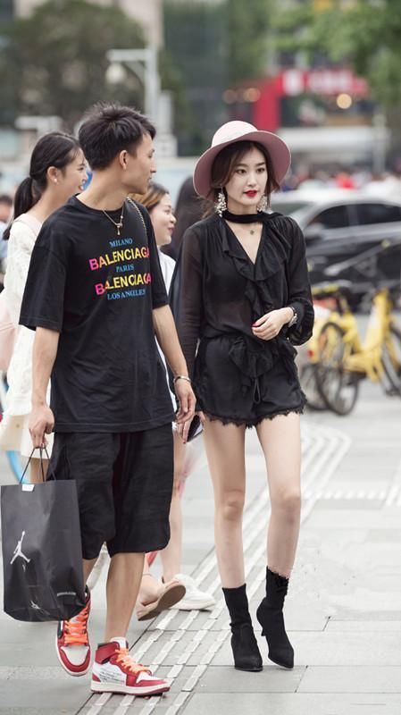 街拍:身材高挑娇艳如花的小姐姐，穿着时尚柳腰花态吸睛又抢眼!