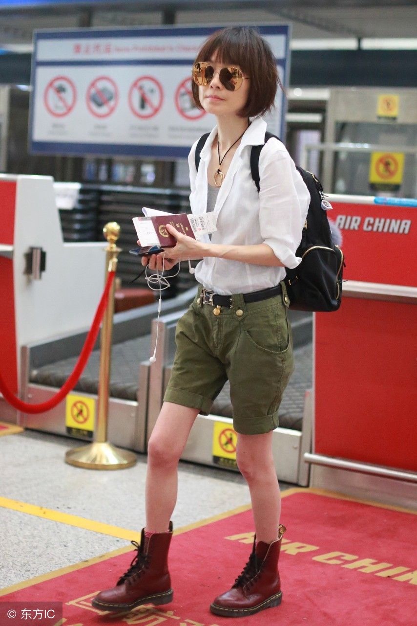 鲁豫白色上衣绿色短裤，网友:看到这双筷子腿，再肥我也不减了