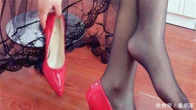 尖头细高跟，搭配白嫩的脚丫，彰显女性独特的气质