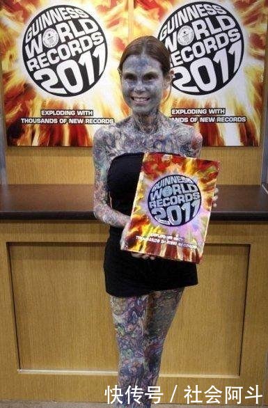 ?女孩将自己全身纹满纹身，不为追求潮流，原因却让所有人同情