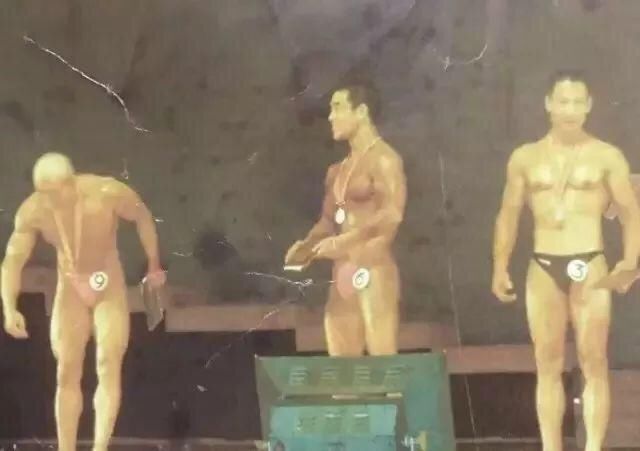 六旬中国大爷一夜爆红米兰时装秀，圈粉无数，秒杀网红小鲜肉