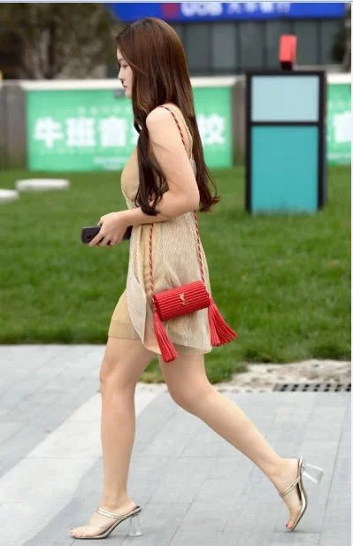 街拍：微胖小姐姐简约穿着薄纱短裙，一双凉高跟完美衬托妖娆身材