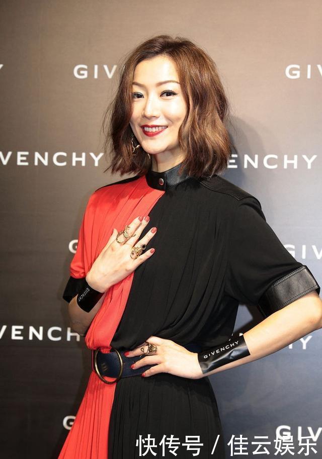 45岁郑秀文与41岁陈数，穿同一条拼接长裙，差距有点大！