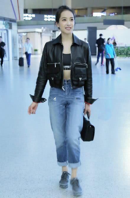 31岁宋茜和19岁周洁琼同穿露脐装，网友:真嫩和装嫩的差距!