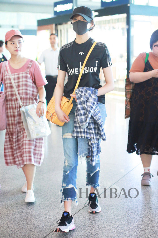 黑色T恤的百搭性超乎你想象！