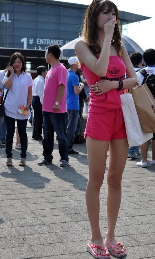 街拍，小姐姐穿着青春又有范，走起路来活力四射，大长腿令人着迷