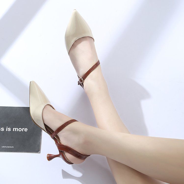 妹子,累脚的高跟鞋别穿了,今秋流行这样的女鞋,优雅大方不累人